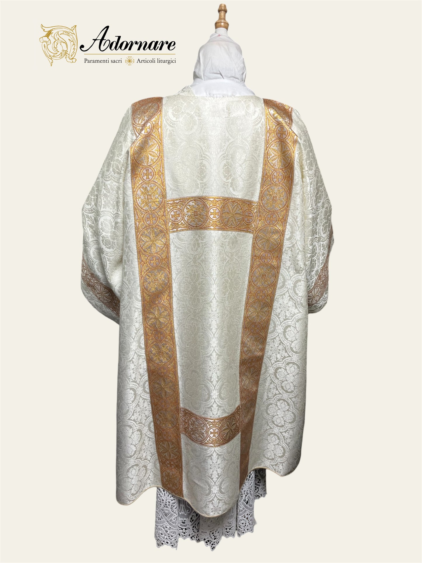 Damask Gothic Dalmatic with woven orphrey bands / Dalmatica gotica in damasco