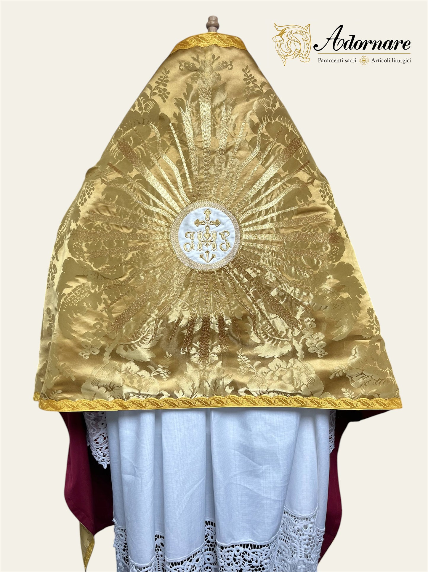 Gold silk damask Roman-style Humeral veil with sunburst IHS embroidery / Velo Omerale Damasco in Oro ricamato con simbolo IHS