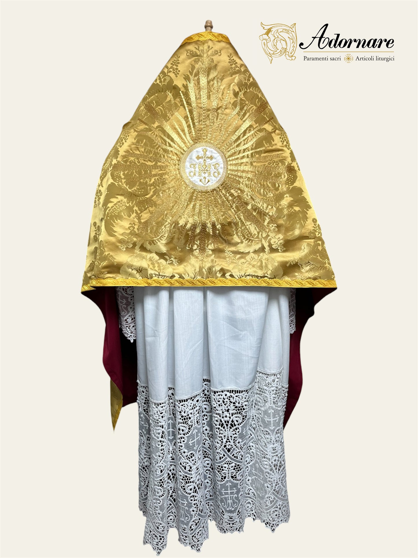 Gold silk damask Roman-style Humeral veil with sunburst IHS embroidery / Velo Omerale Damasco in Oro ricamato con simbolo IHS