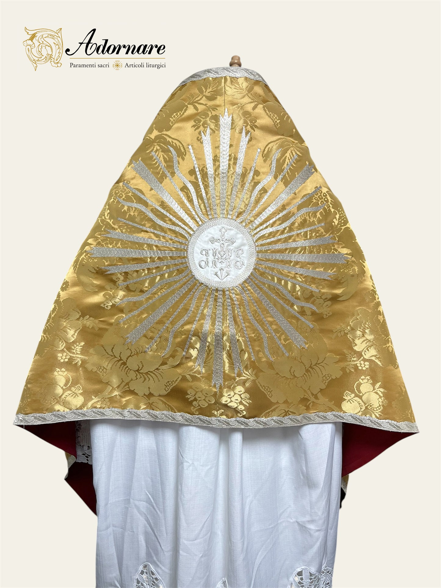 Gold silk damask Roman-style Humeral veil with sunburst IHS embroidery / Velo Omerale Damasco in Oro ricamato con simbolo IHS