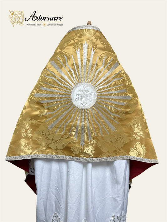Gold silk damask Roman-style Humeral veil with sunburst IHS embroidery / Velo Omerale Damasco in Oro ricamato con simbolo IHS