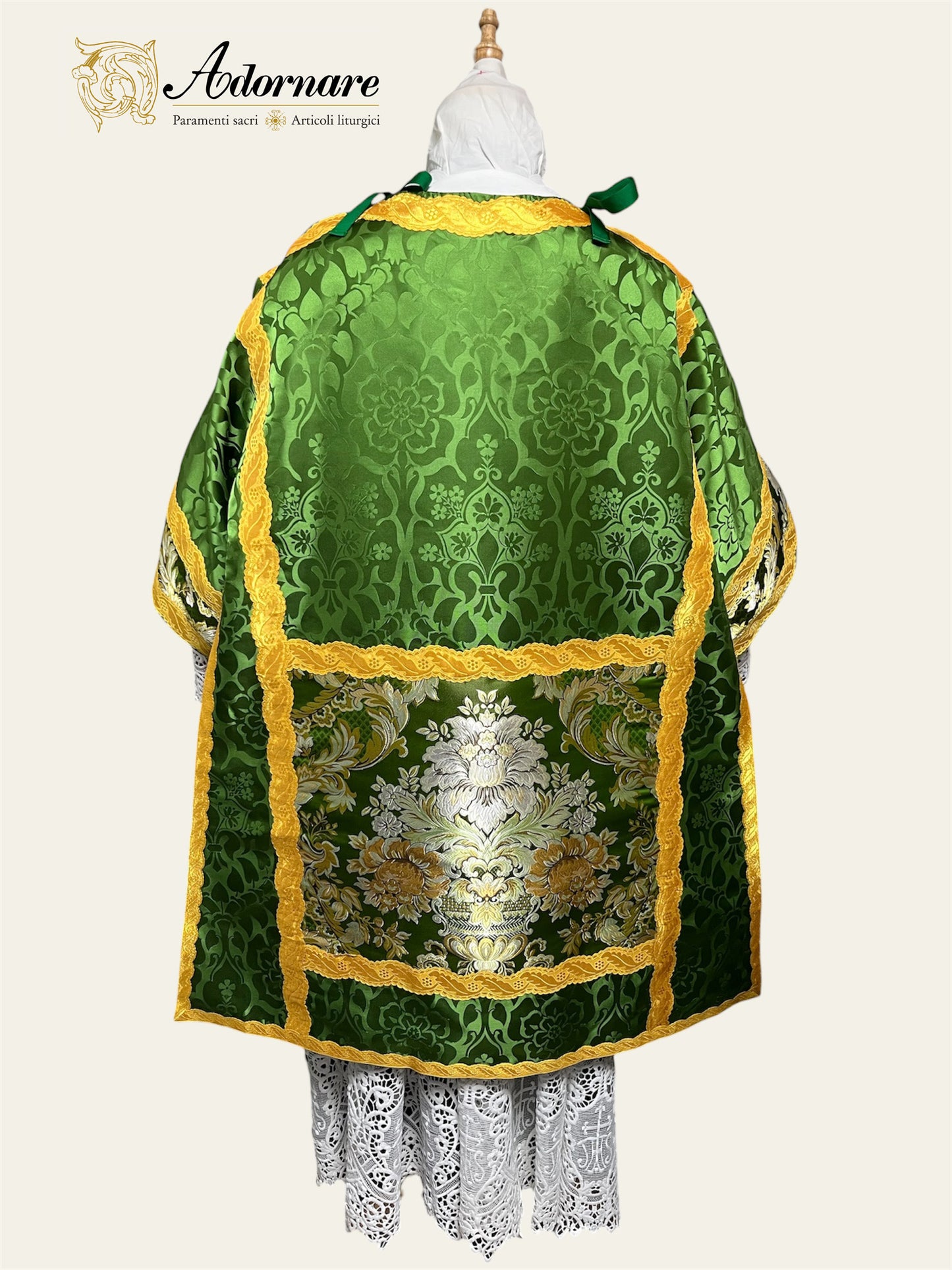 Damask Italian-cut Roman Dalmatic with brocade panels / Dalmatica romana in damasco con inserti in broccato