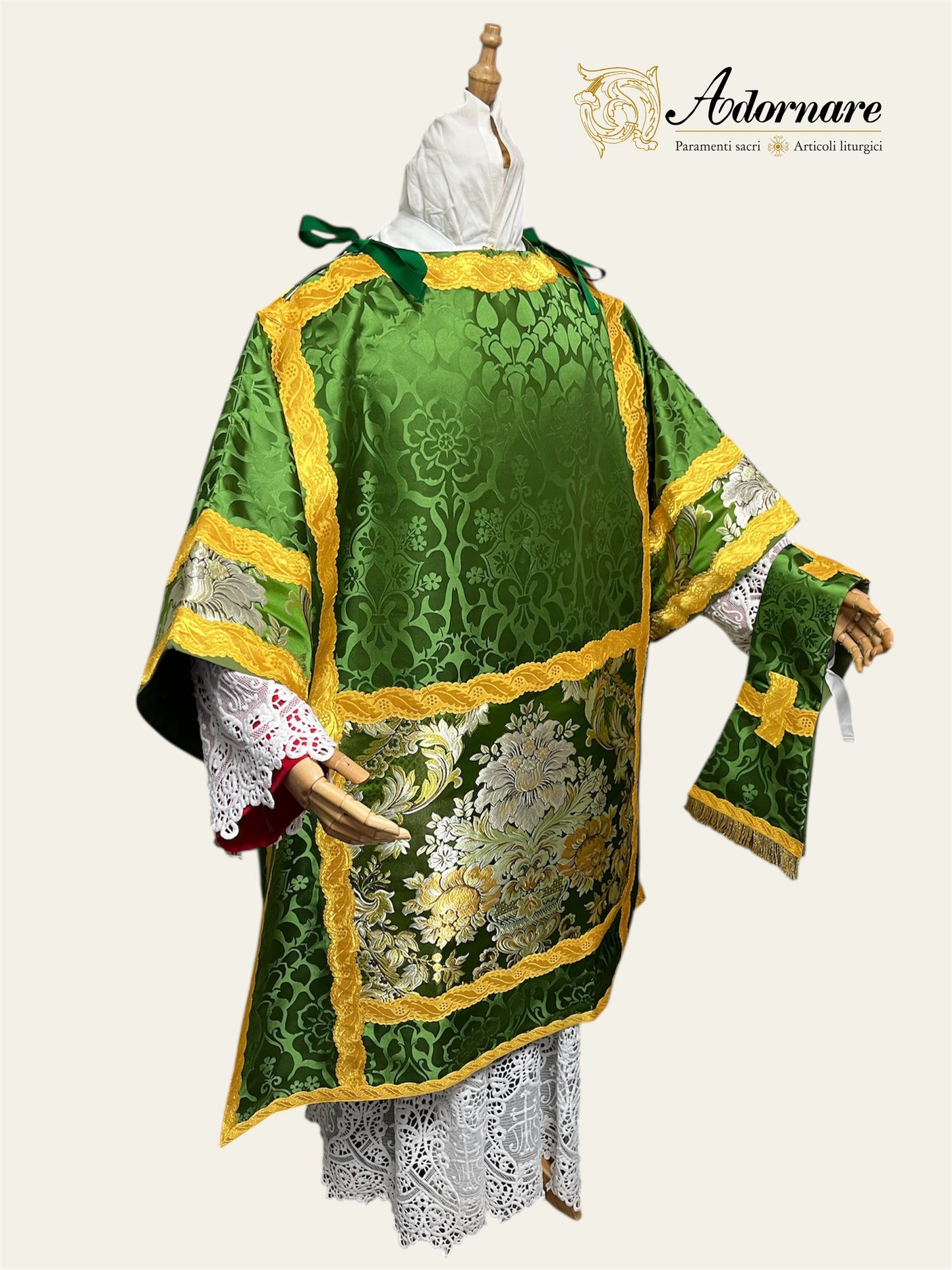 Damask Italian-cut Roman Dalmatic with brocade panels / Dalmatica romana in damasco con inserti in broccato