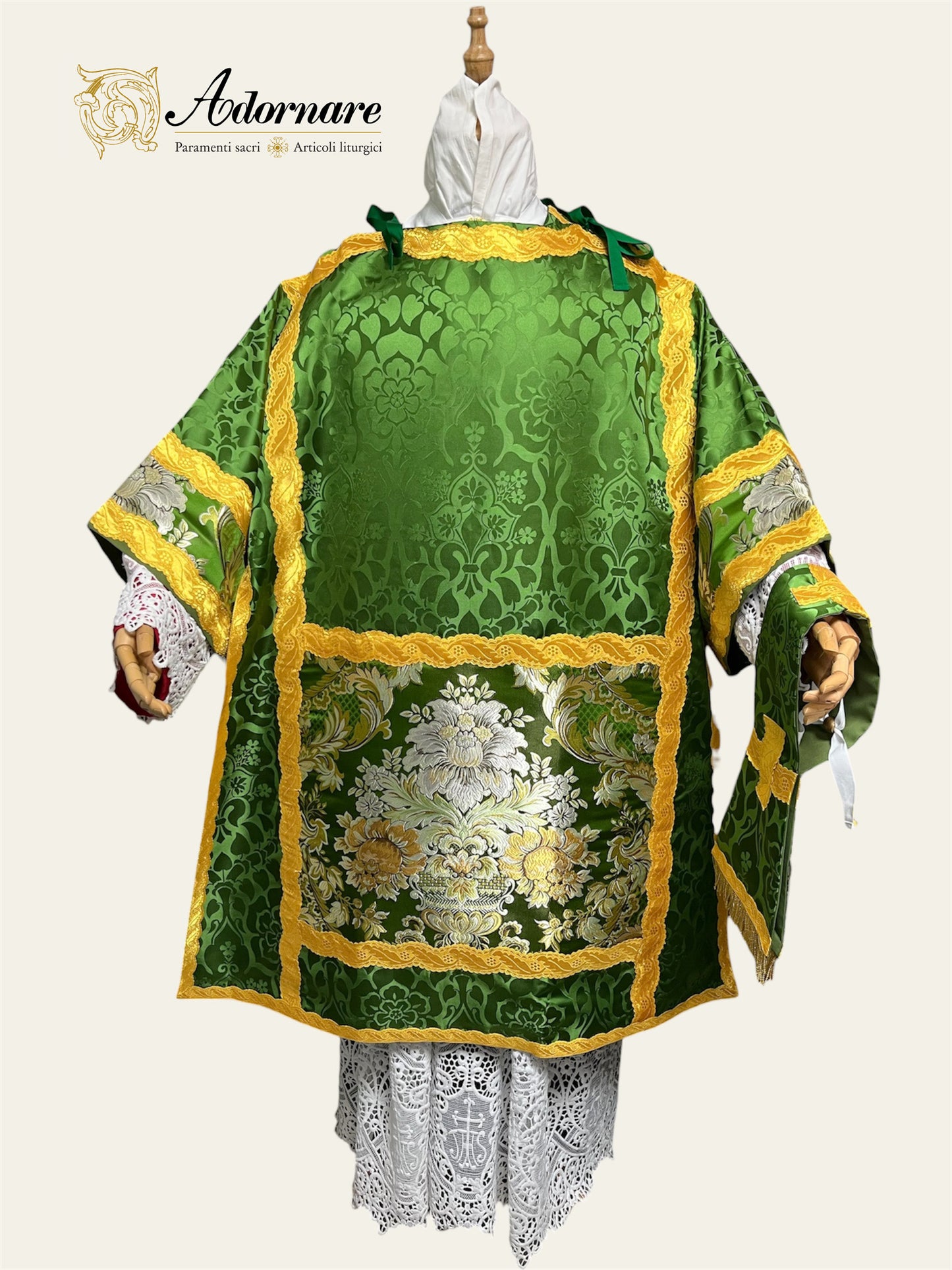 Damask Italian-cut Roman Dalmatic with brocade panels / Dalmatica romana in damasco con inserti in broccato