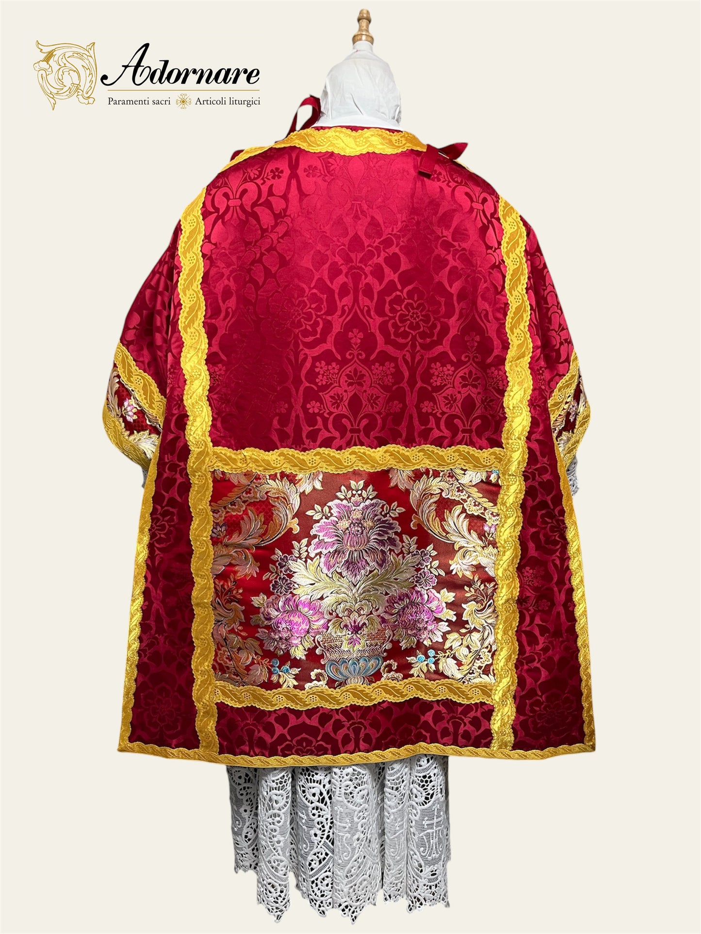 Damask Italian-cut Roman Dalmatic with brocade panels / Dalmatica romana in damasco con inserti in broccato