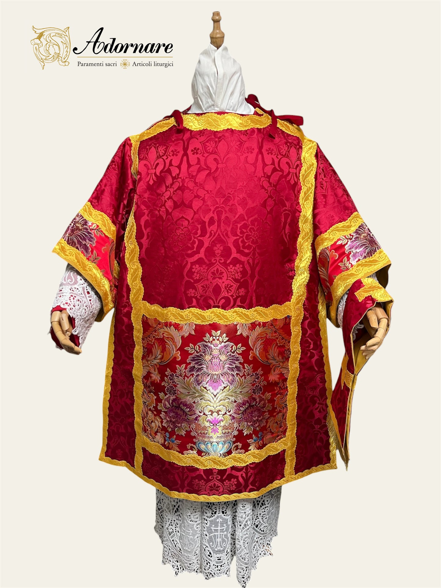 Damask Italian-cut Roman Dalmatic with brocade panels / Dalmatica romana in damasco con inserti in broccato
