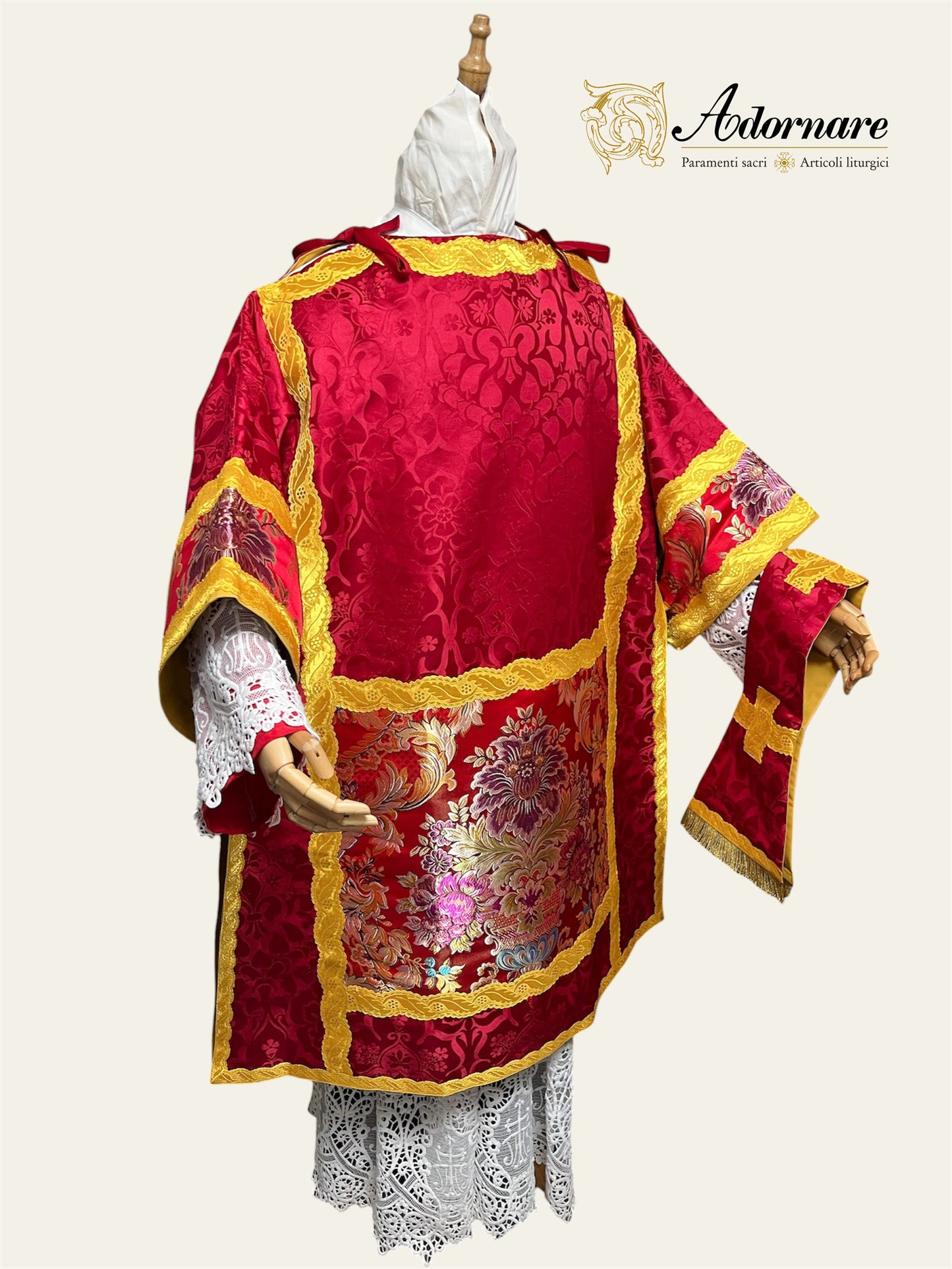 Damask Italian-cut Roman Dalmatic with brocade panels / Dalmatica romana in damasco con inserti in broccato