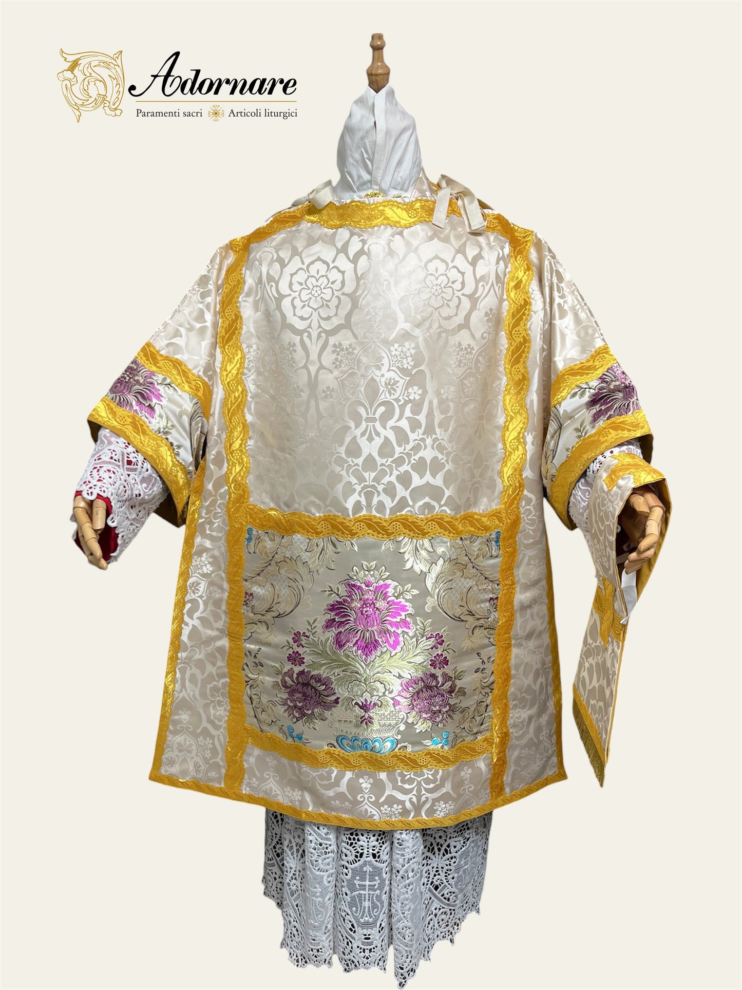 Damask Italian-cut Roman Dalmatic with brocade panels / Dalmatica romana in damasco con inserti in broccato