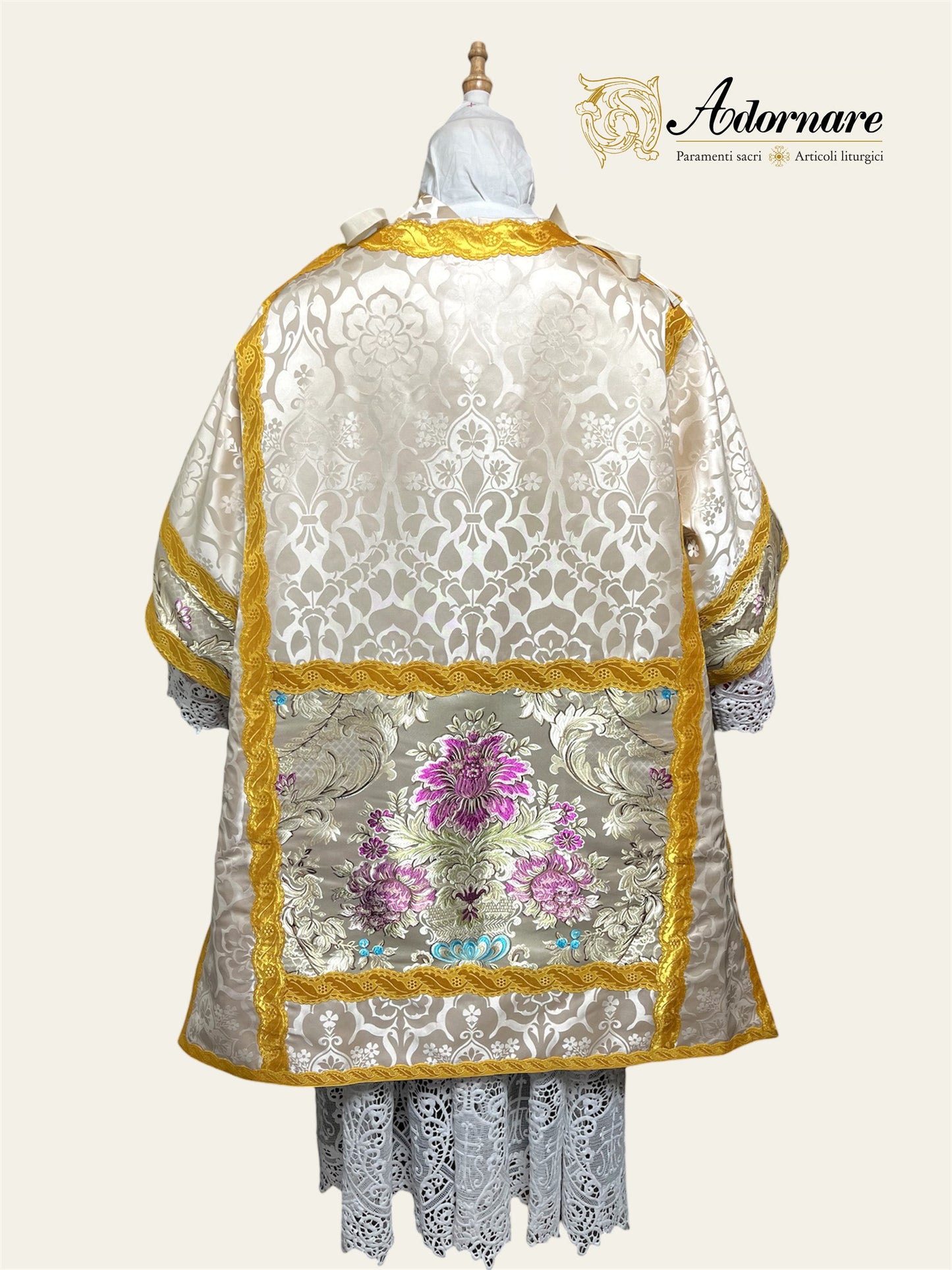 Damask Italian-cut Roman Dalmatic with brocade panels / Dalmatica romana in damasco con inserti in broccato