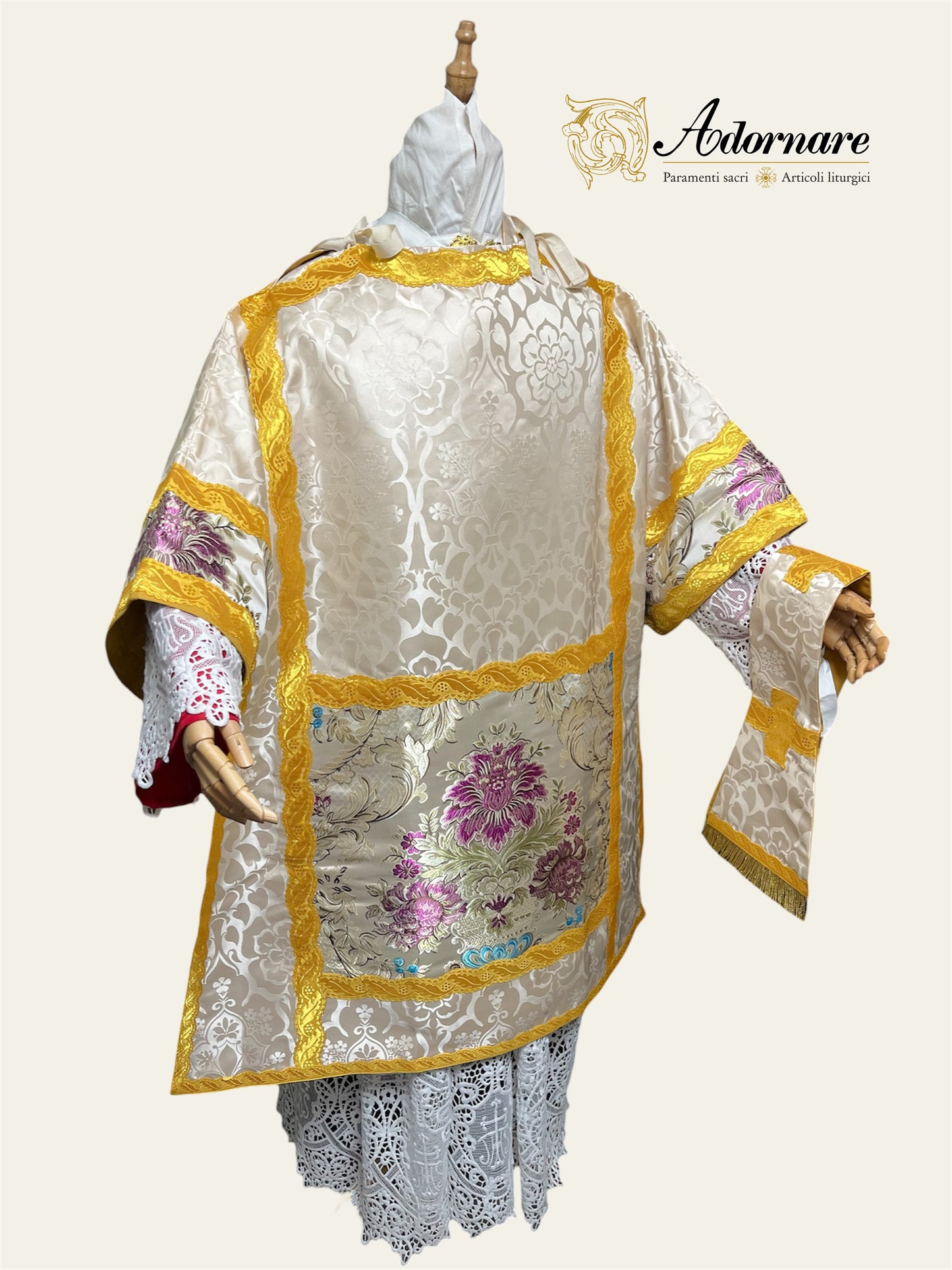 Damask Italian-cut Roman Dalmatic with brocade panels / Dalmatica romana in damasco con inserti in broccato