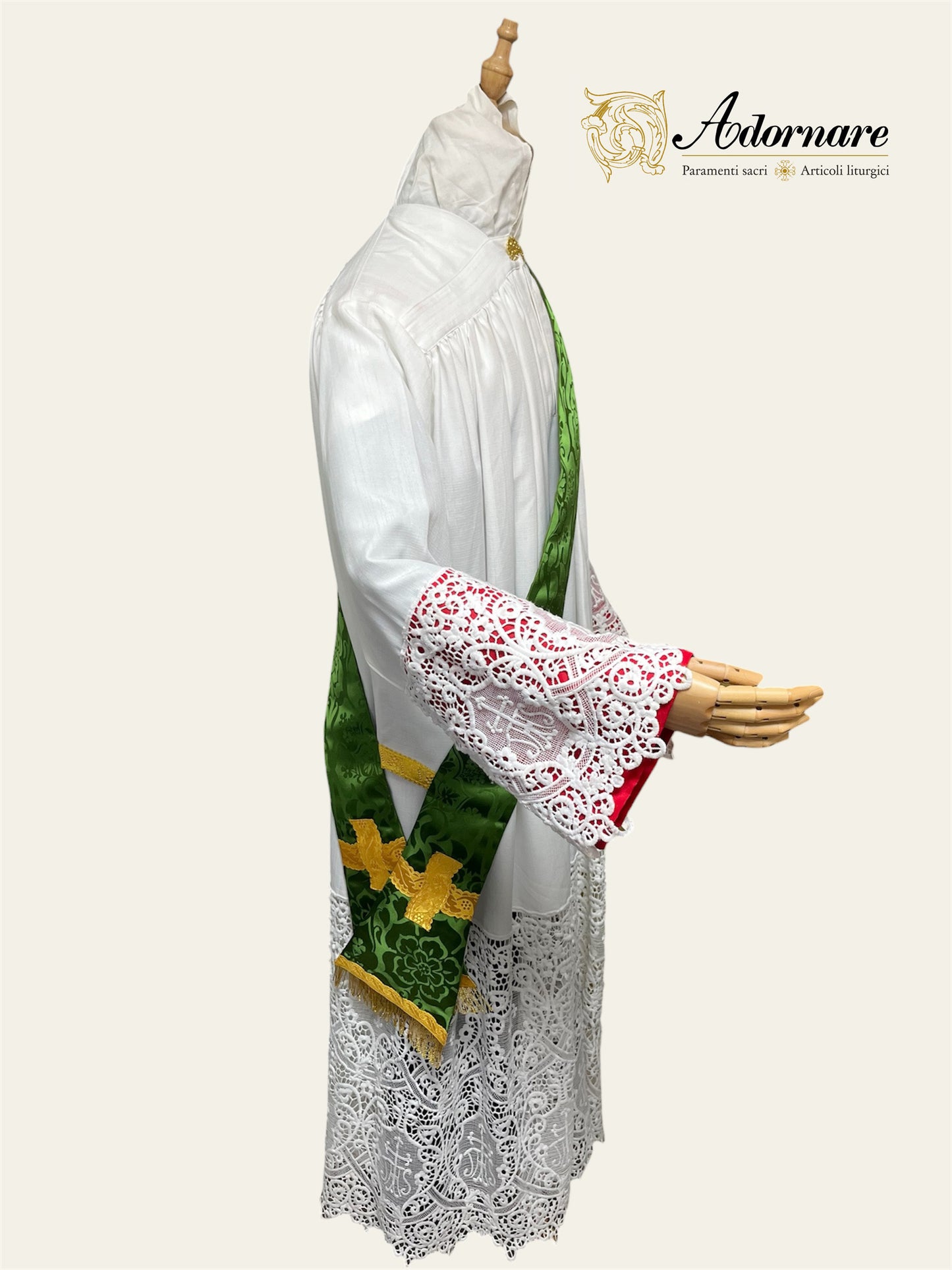 Damask Italian-cut Roman Dalmatic with brocade panels / Dalmatica romana in damasco con inserti in broccato