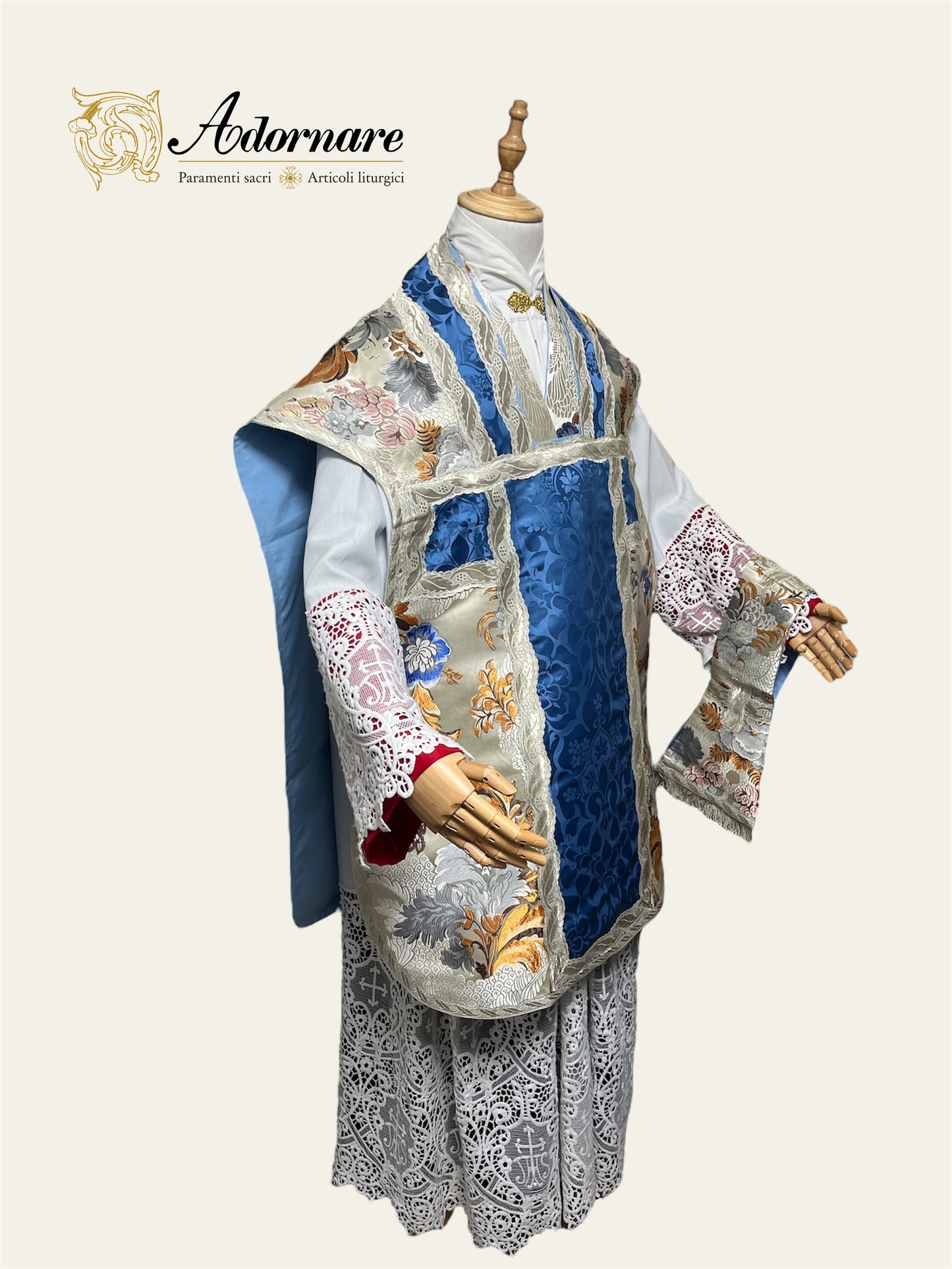 "Marian" Brocade Roman Chasuble with blue damask insert and embroidered appliqué - Low Mass Set / Pianeta Romana Broccato "Mariana" con inserti in damasco azzurro