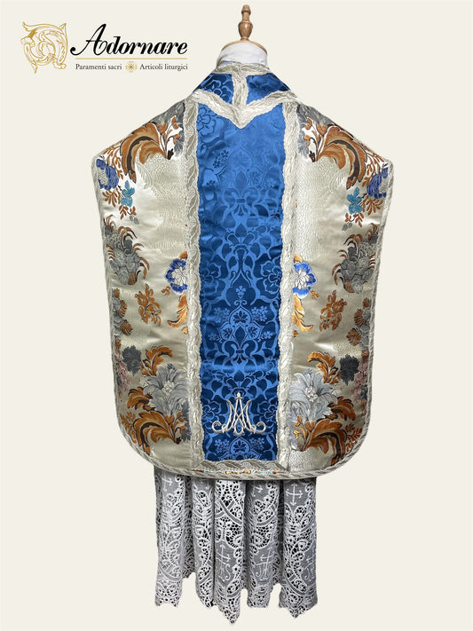 "Marian" Brocade Roman Chasuble with blue damask insert and embroidered appliqué - Low Mass Set / Pianeta Romana Broccato "Mariana" con inserti in damasco azzurro
