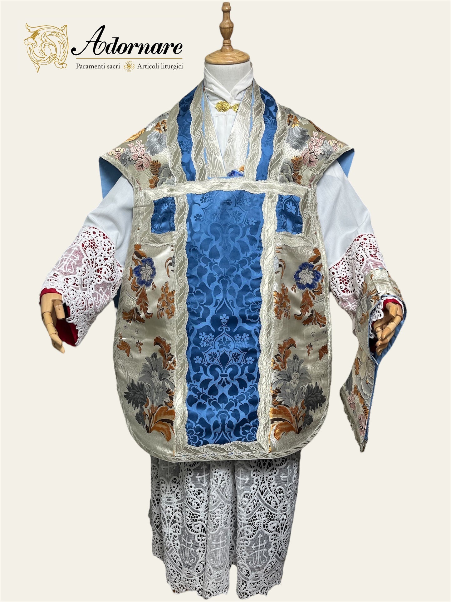 "Marian" Brocade Roman Chasuble with blue damask insert and embroidered appliqué - Low Mass Set / Pianeta Romana Broccato "Mariana" con inserti in damasco azzurro