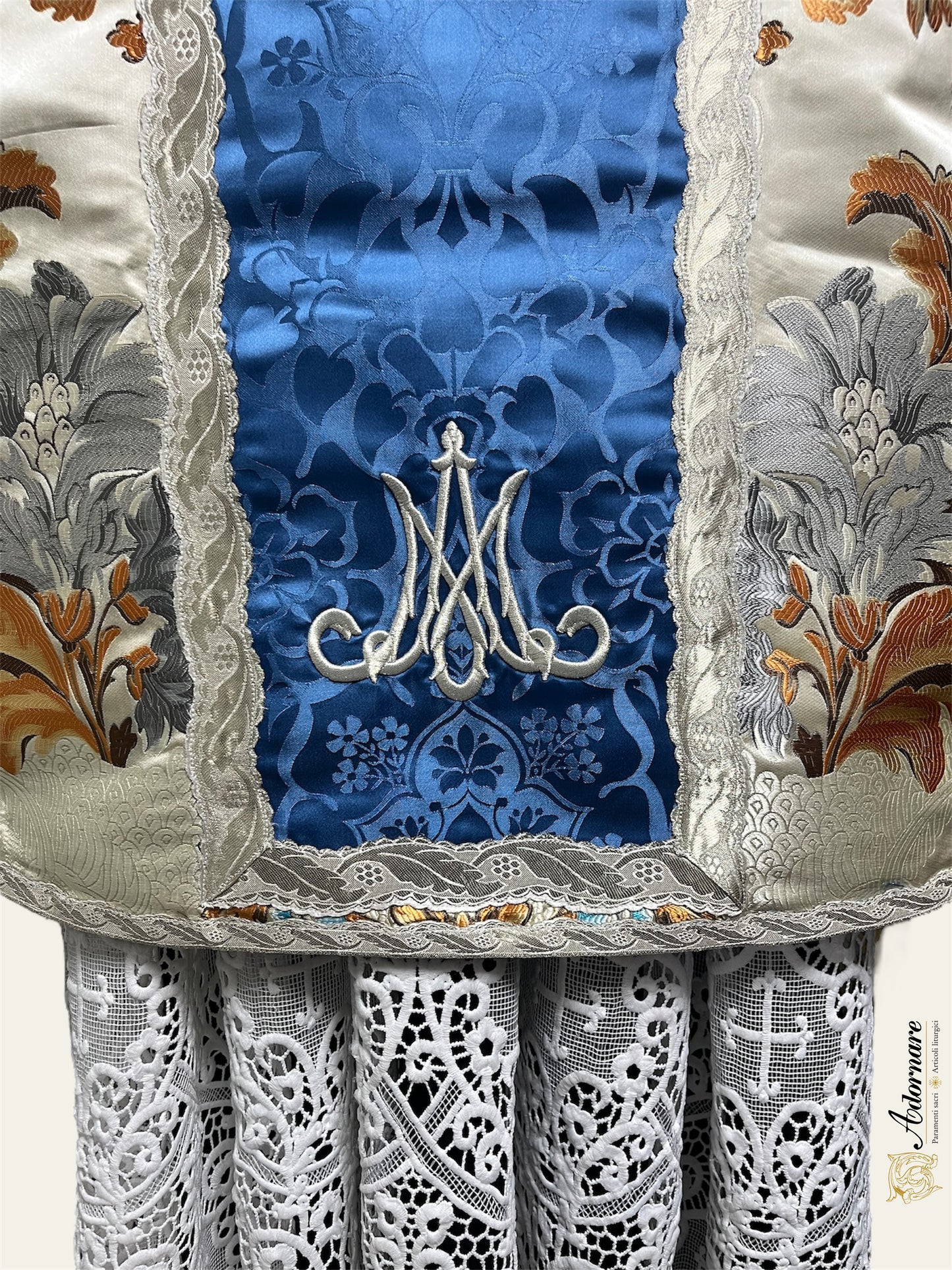 "Marian" Brocade Roman Chasuble with blue damask insert and embroidered appliqué - Low Mass Set / Pianeta Romana Broccato "Mariana" con inserti in damasco azzurro