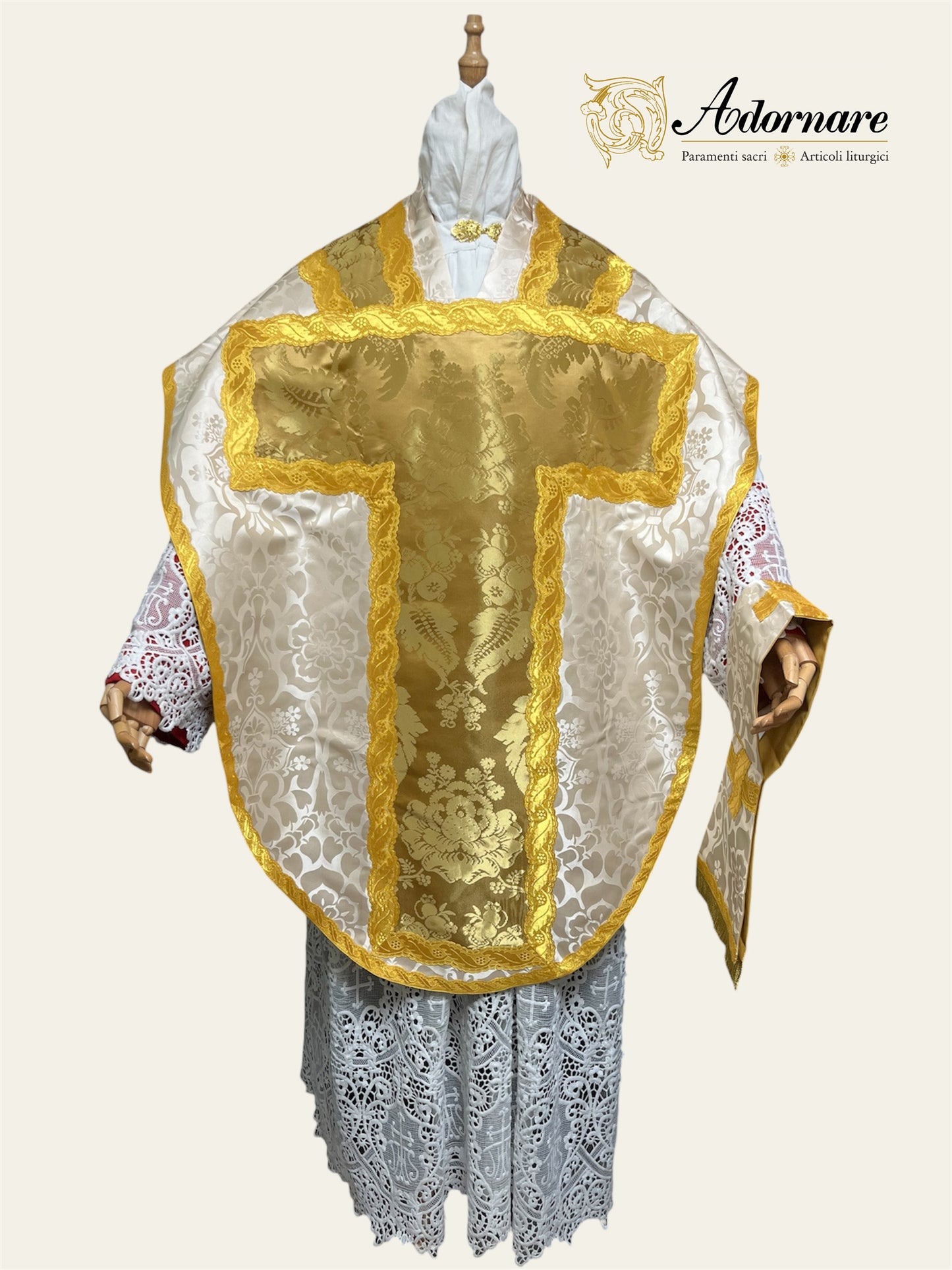 Damask St Philip Neri Chasuble Low Mass Set with insert in Italian Metallic Gold Silk Damask / Pianeta San Filippo in Damasco con inserti in damasco oro