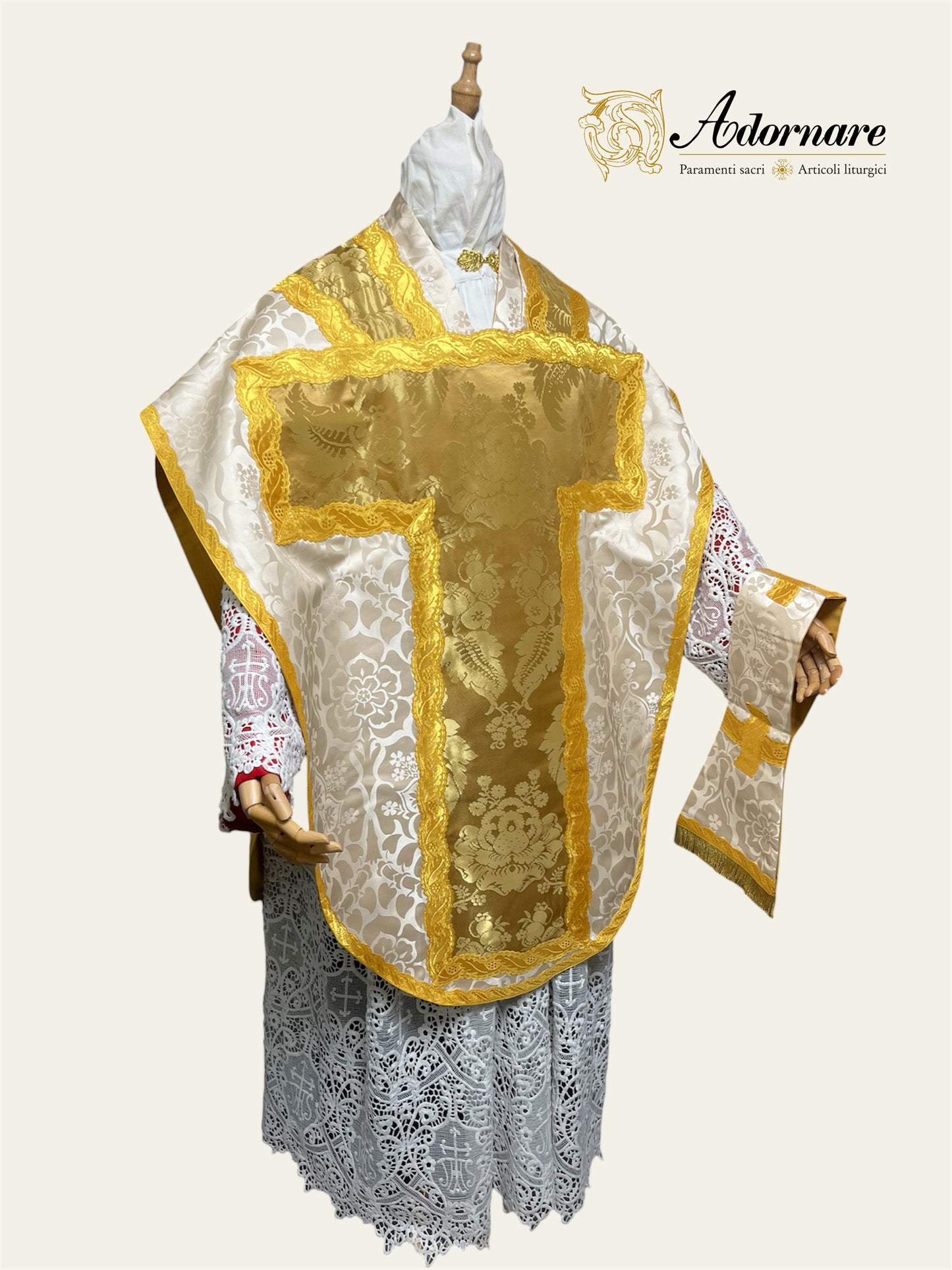 Damask St Philip Neri Chasuble Low Mass Set with insert in Italian Metallic Gold Silk Damask / Pianeta San Filippo in Damasco con inserti in damasco oro