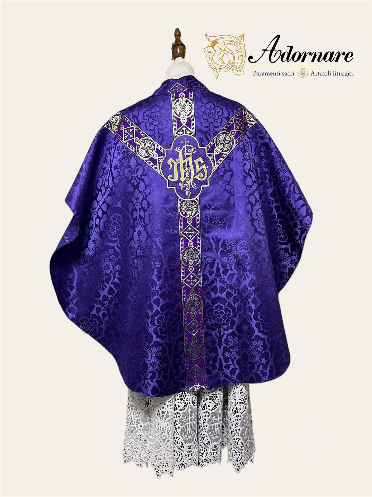 Semi-gothic chasuble with woven Y-orphrey and IHS appliqué - Low Mass Set / Casule semi-gotica Damasco