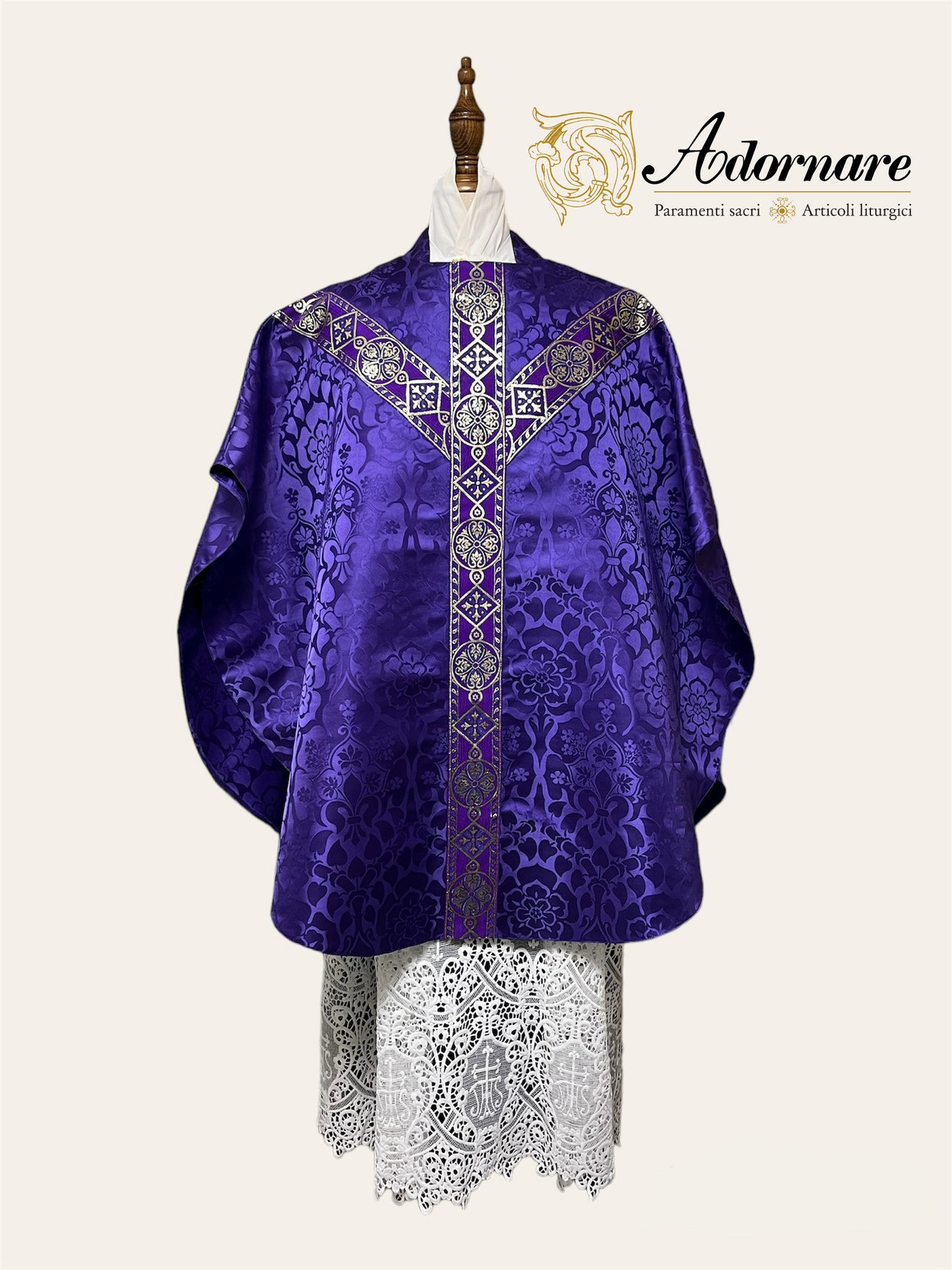 Semi-gothic chasuble with woven Y-orphrey and IHS appliqué - Low Mass Set / Casule semi-gotica Damasco