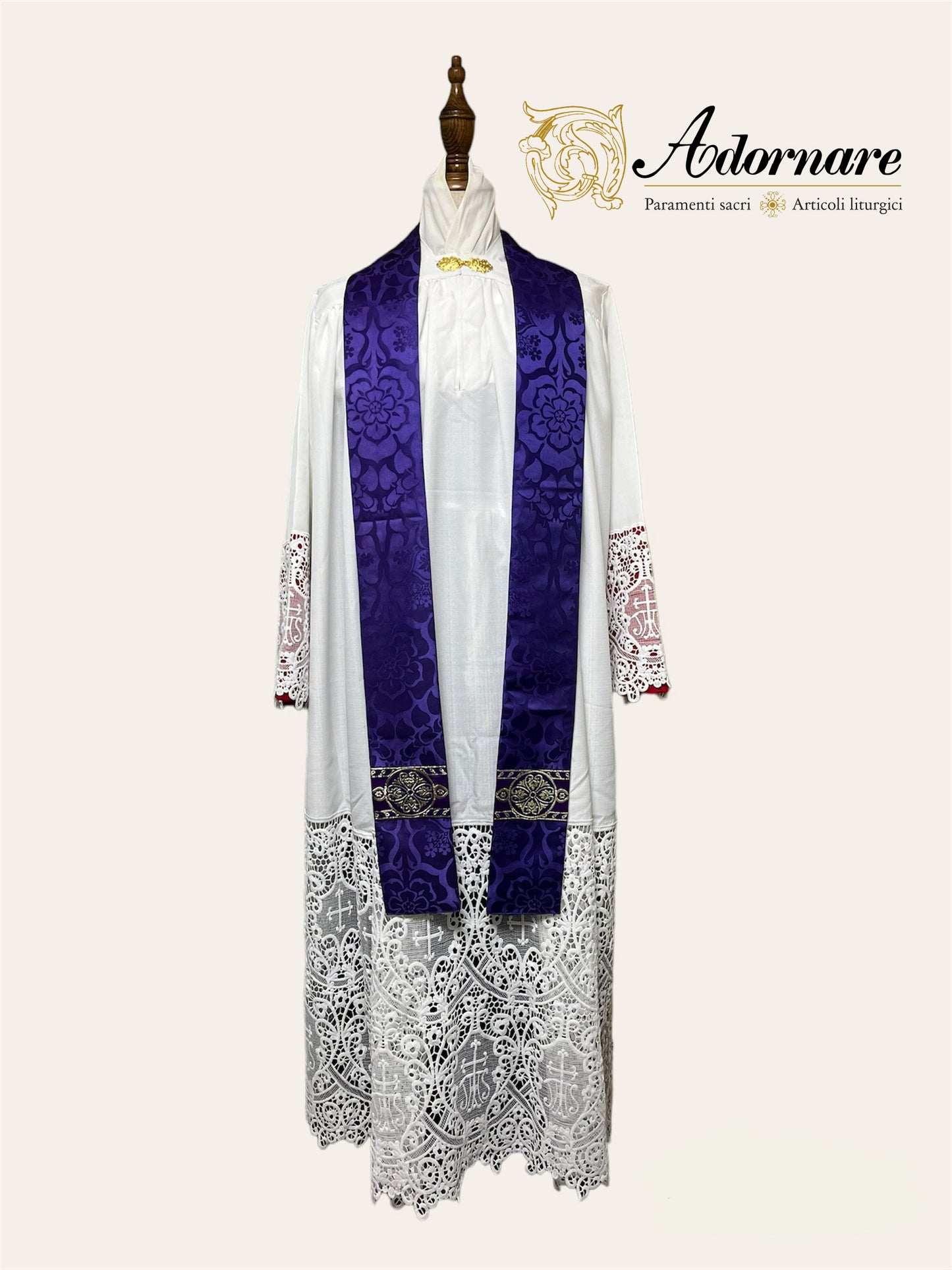 Semi-gothic chasuble with woven Y-orphrey and IHS appliqué - Low Mass Set / Casule semi-gotica Damasco