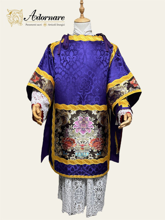 Damask Italian-cut Roman Dalmatic with brocade panels / Dalmatica romana in damasco con inserti in broccato