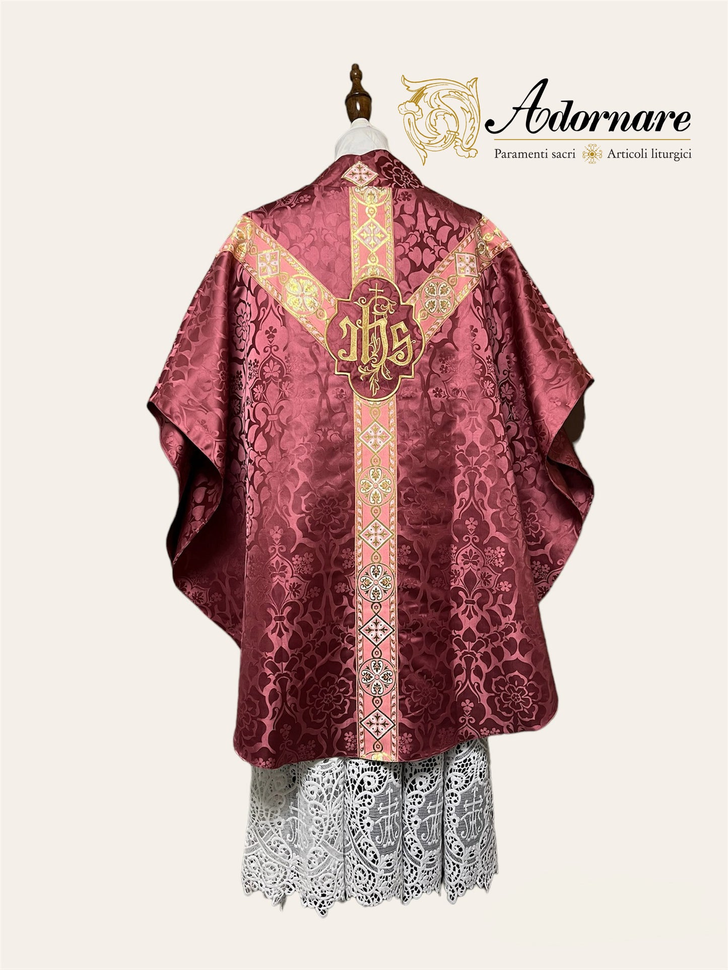 Semi-gothic chasuble with woven Y-orphrey and IHS appliqué - Low Mass Set / Casule semi-gotica Damasco