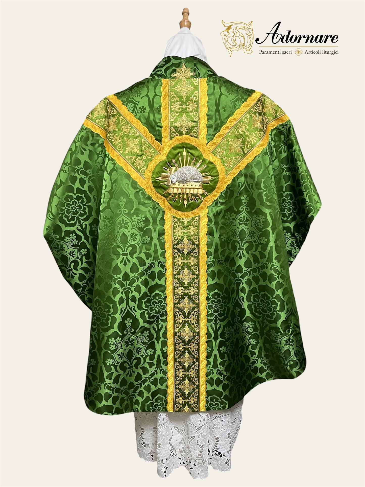 Semi-gothic chasuble with ornate cross Y-orphrey and hand-embroidered Agnus Dei appliqué - Low Mass Set / Casula semi-gotica Damasco ricamato "Agnus Dei"