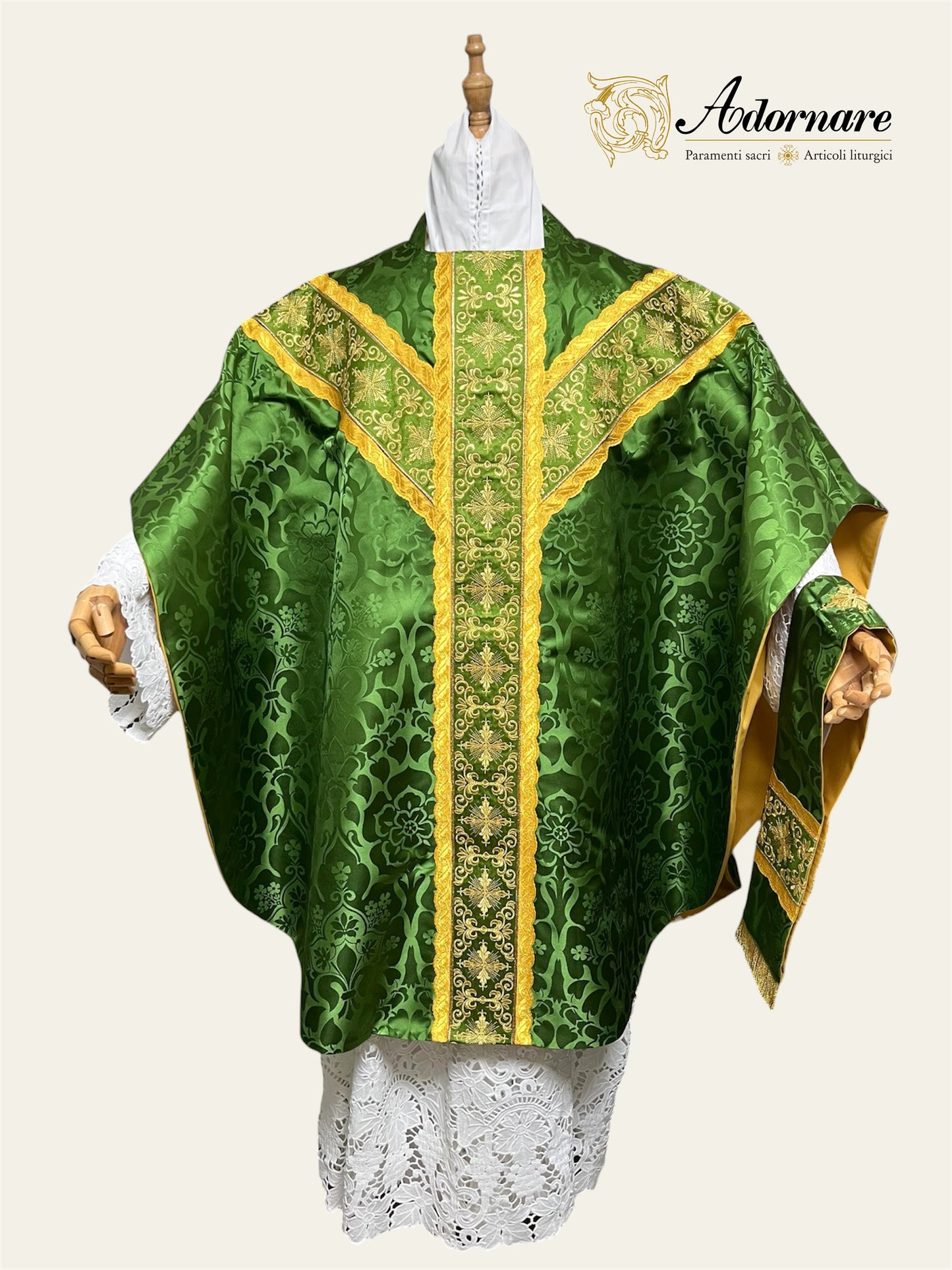Semi-gothic chasuble with ornate cross Y-orphrey and hand-embroidered Agnus Dei appliqué - Low Mass Set / Casula semi-gotica Damasco ricamato "Agnus Dei"