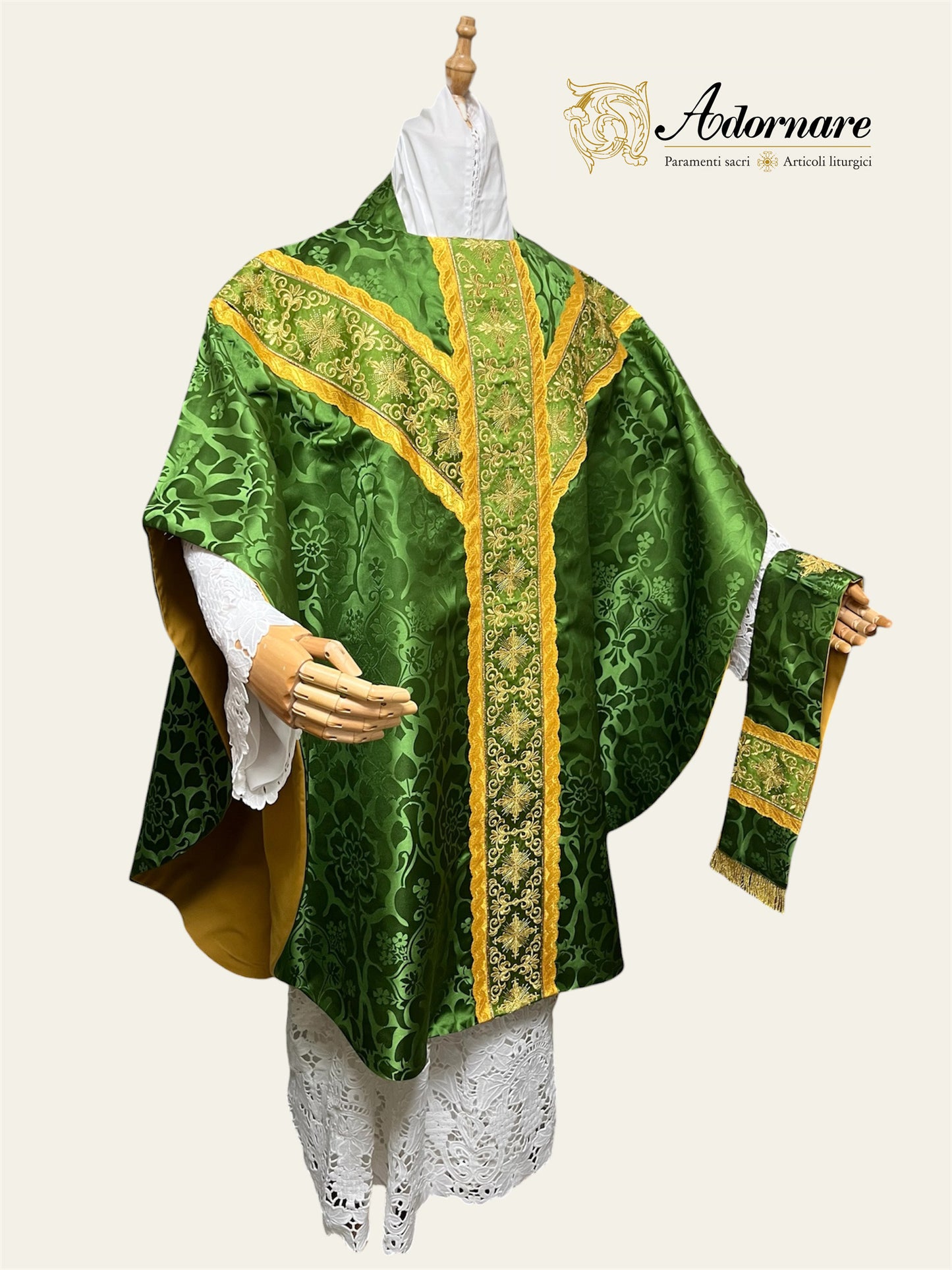 Semi-gothic chasuble with ornate cross Y-orphrey and hand-embroidered Agnus Dei appliqué - Low Mass Set / Casula semi-gotica Damasco ricamato "Agnus Dei"