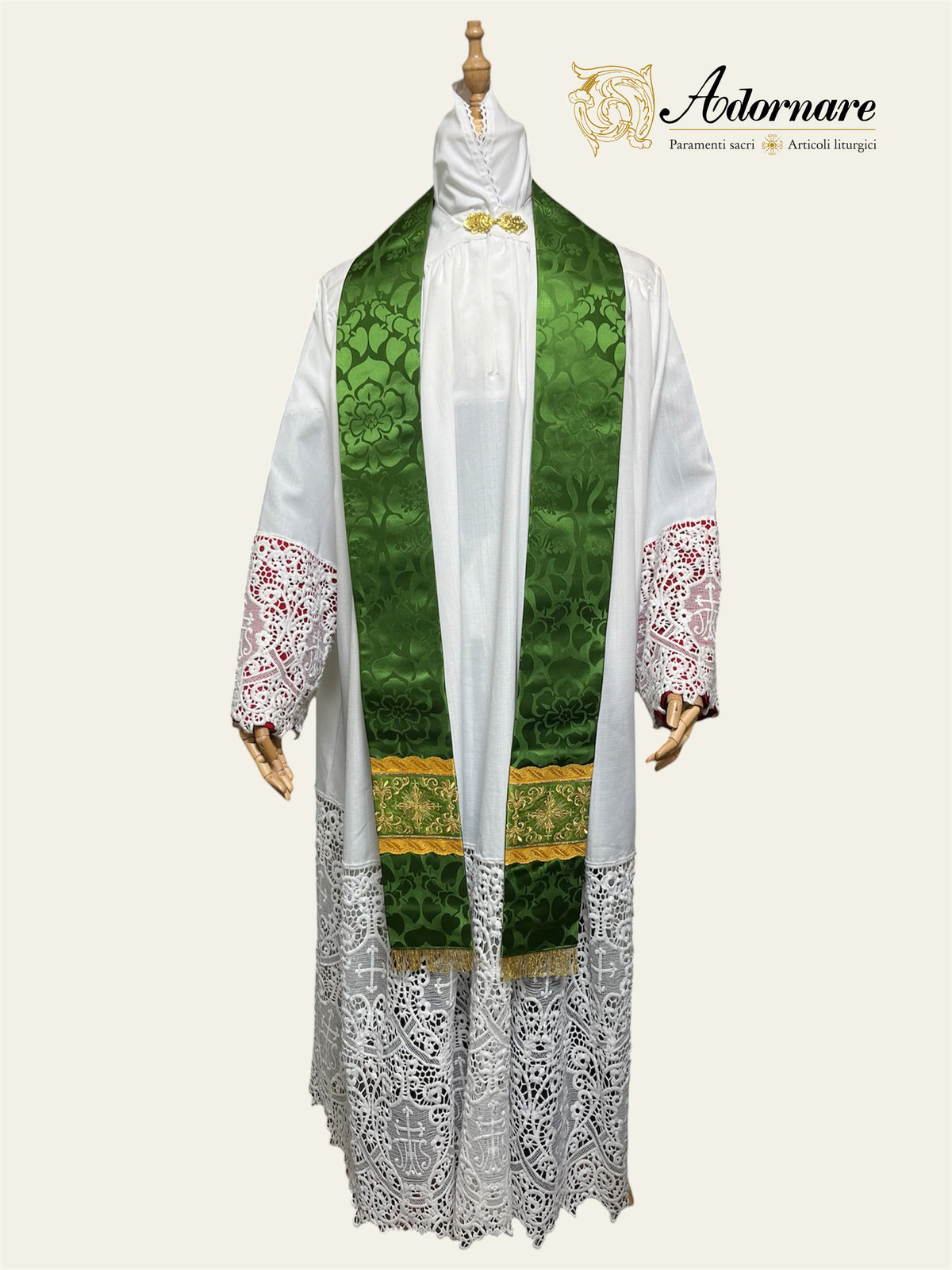 Semi-gothic chasuble with ornate cross Y-orphrey and hand-embroidered Agnus Dei appliqué - Low Mass Set / Casula semi-gotica Damasco ricamato "Agnus Dei"