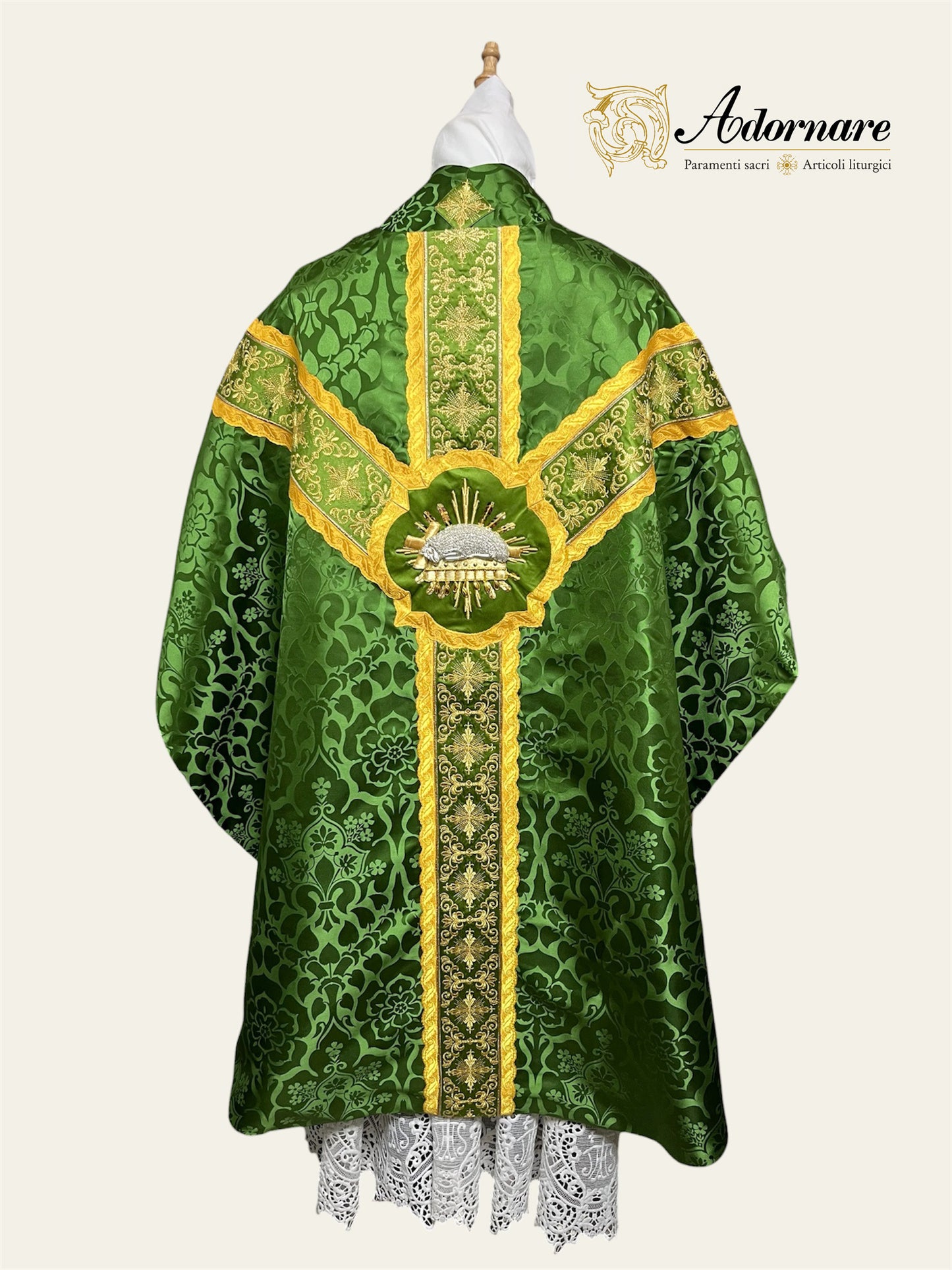 Semi-gothic chasuble with ornate cross Y-orphrey and hand-embroidered Agnus Dei appliqué - Low Mass Set / Casula semi-gotica Damasco ricamato "Agnus Dei"
