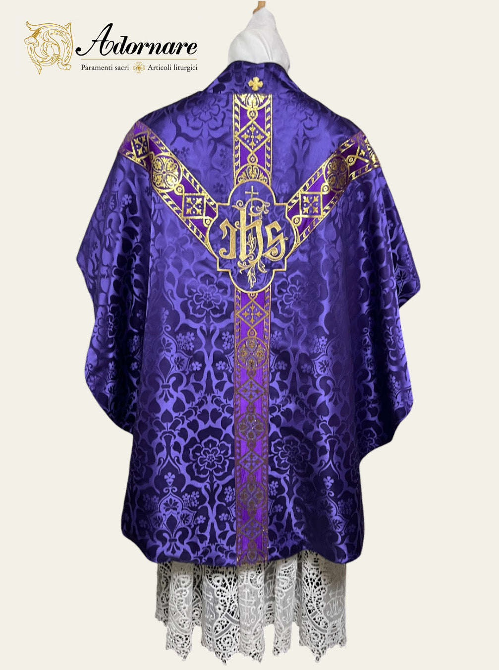 Semi-gothic chasuble with woven Y-orphrey and IHS appliqué - Low Mass Set / Casule semi-gotica Damasco