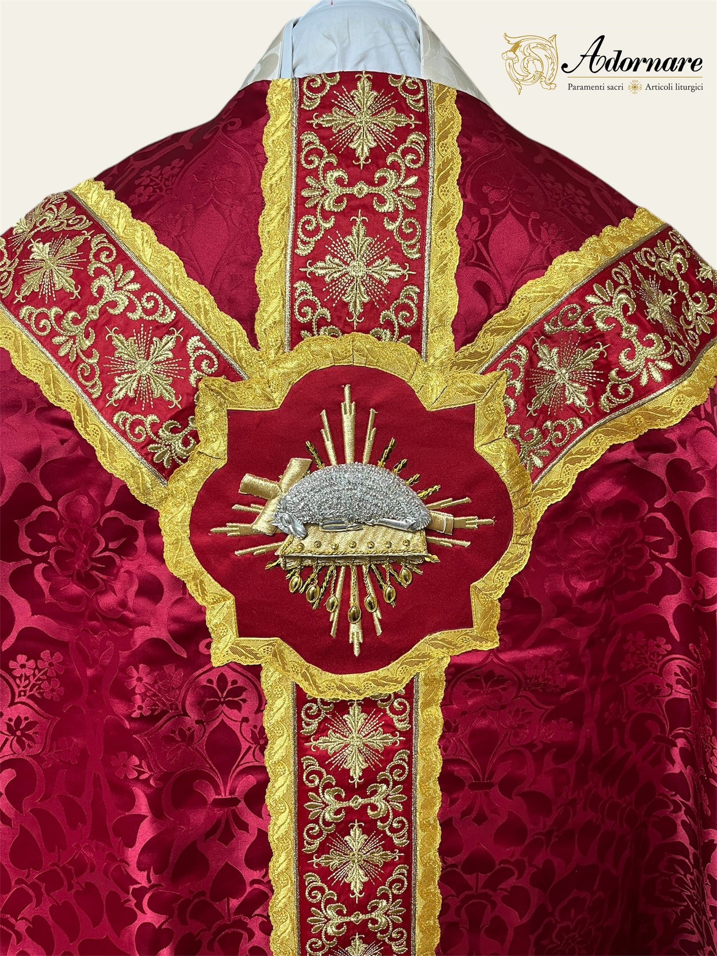 Semi-gothic chasuble with ornate cross Y-orphrey and hand-embroidered Agnus Dei appliqué - Low Mass Set / Casule semi-gotica Damasco ricamato "Agnus Dei"