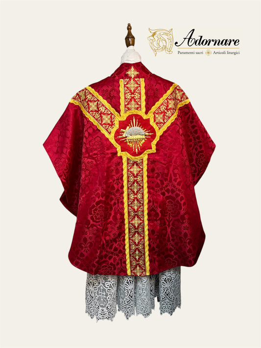 Semi-gothic chasuble with ornate cross Y-orphrey and hand-embroidered Agnus Dei appliqué - Low Mass Set / Casula semi-gotica Damasco ricamato "Agnus Dei"