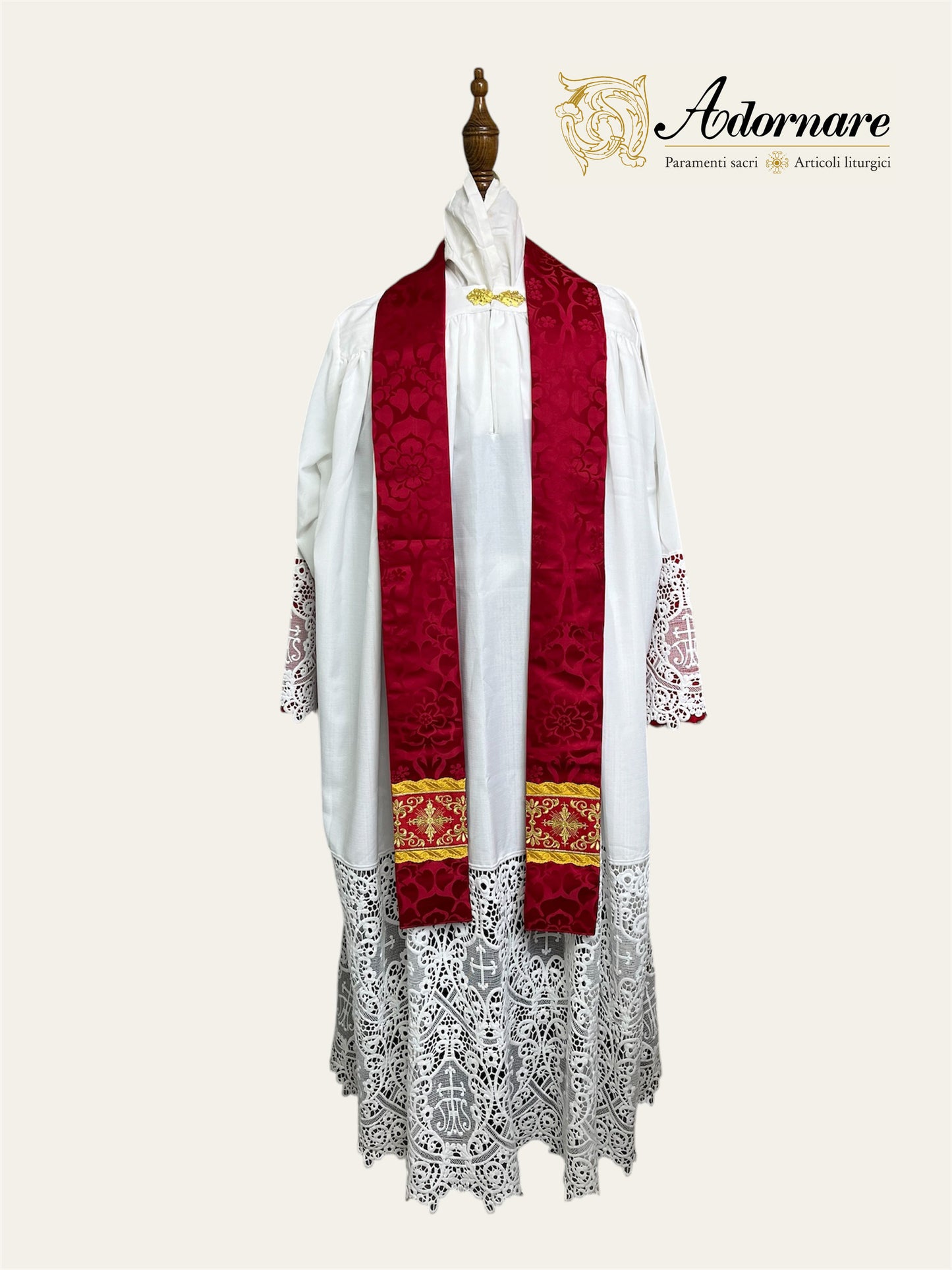 Semi-gothic chasuble with ornate cross Y-orphrey and hand-embroidered Agnus Dei appliqué - Low Mass Set / Casule semi-gotica Damasco ricamato "Agnus Dei"