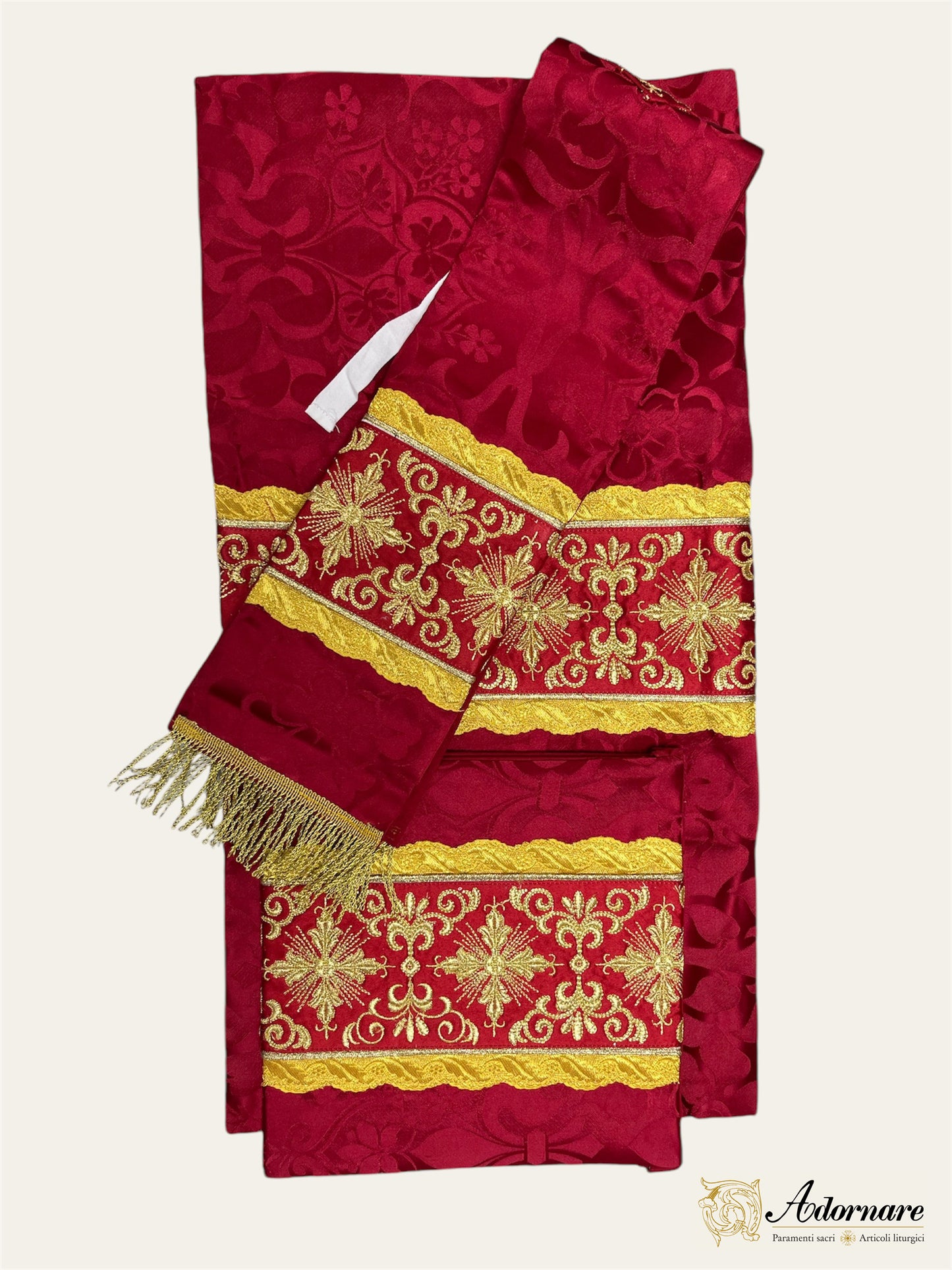 Semi-gothic chasuble with ornate cross Y-orphrey and hand-embroidered Agnus Dei appliqué - Low Mass Set / Casule semi-gotica Damasco ricamato "Agnus Dei"