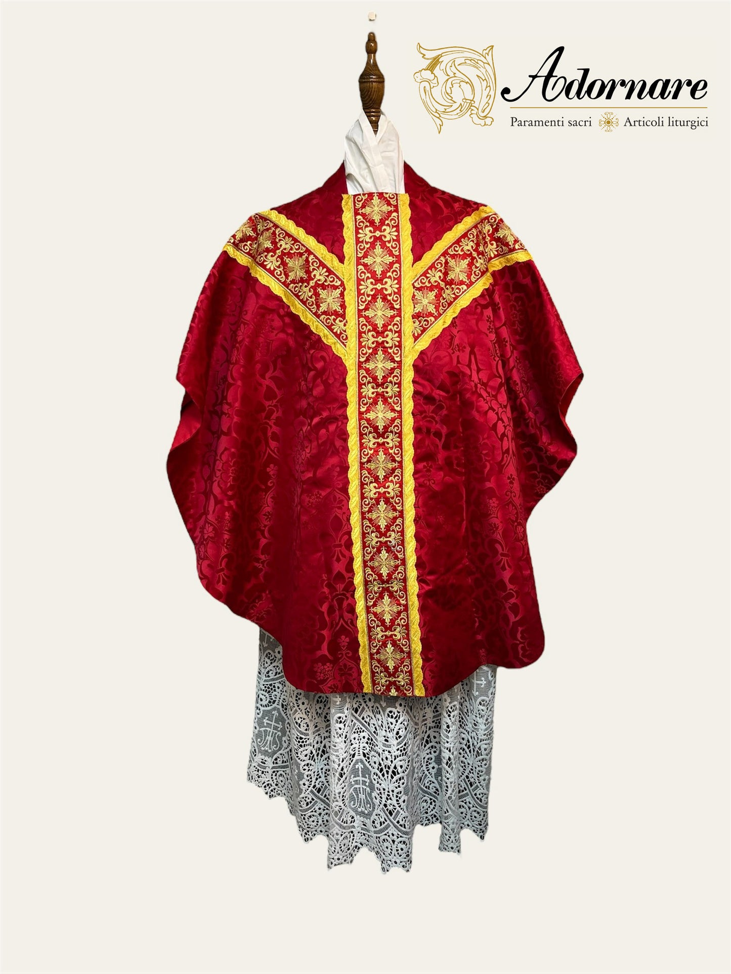 Semi-gothic chasuble with ornate cross Y-orphrey and hand-embroidered Agnus Dei appliqué - Low Mass Set / Casule semi-gotica Damasco ricamato "Agnus Dei"