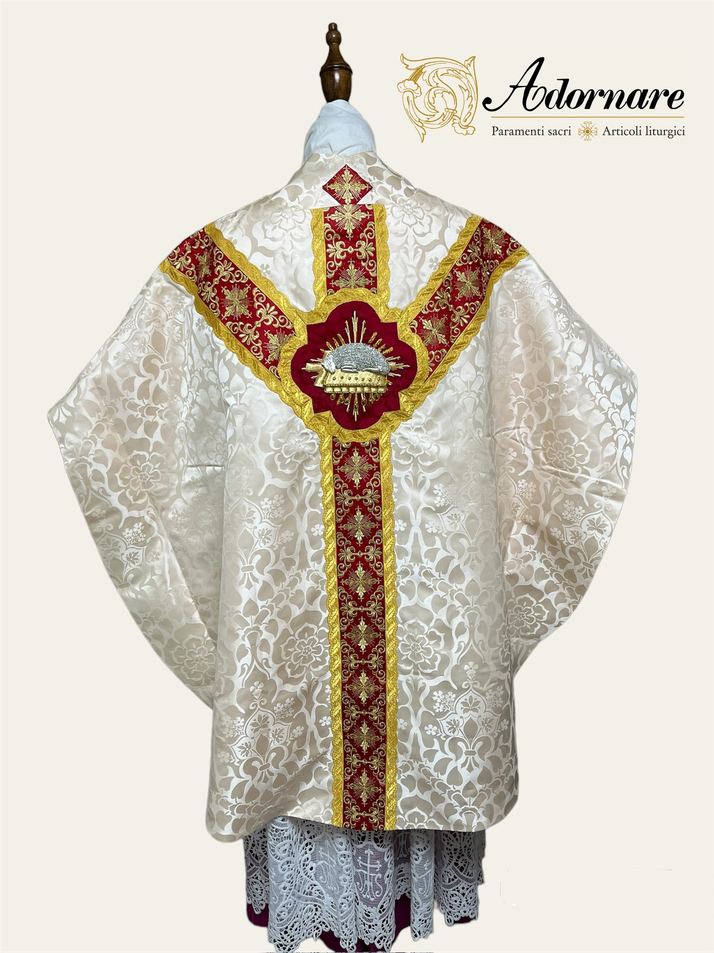 Semi-gothic chasuble with ornate cross Y-orphrey and hand-embroidered Agnus Dei appliqué - Low Mass Set / Casule semi-gotica Damasco ricamato "Agnus Dei"