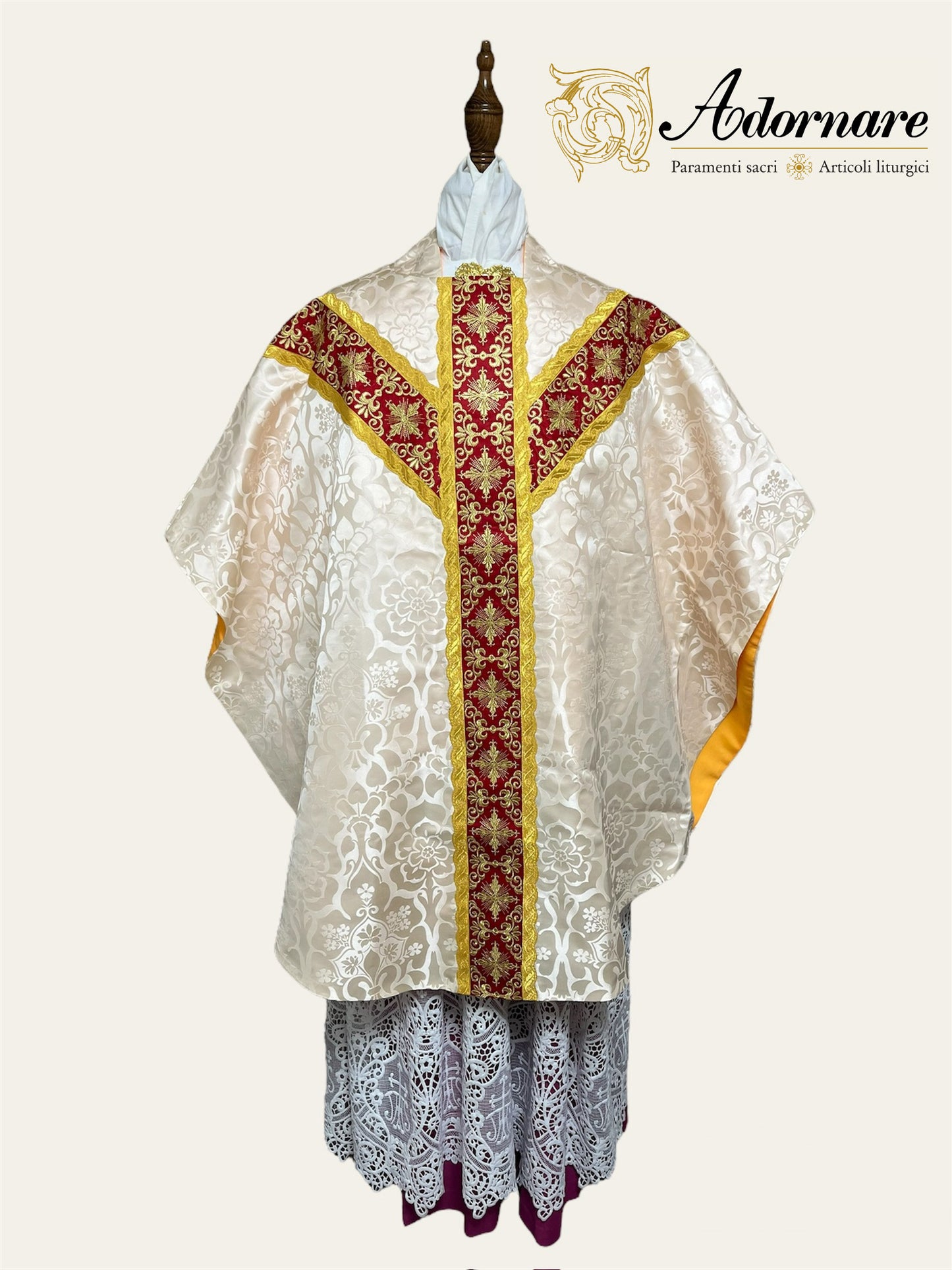 Semi-gothic chasuble with ornate cross Y-orphrey and hand-embroidered Agnus Dei appliqué - Low Mass Set / Casule semi-gotica Damasco ricamato "Agnus Dei"