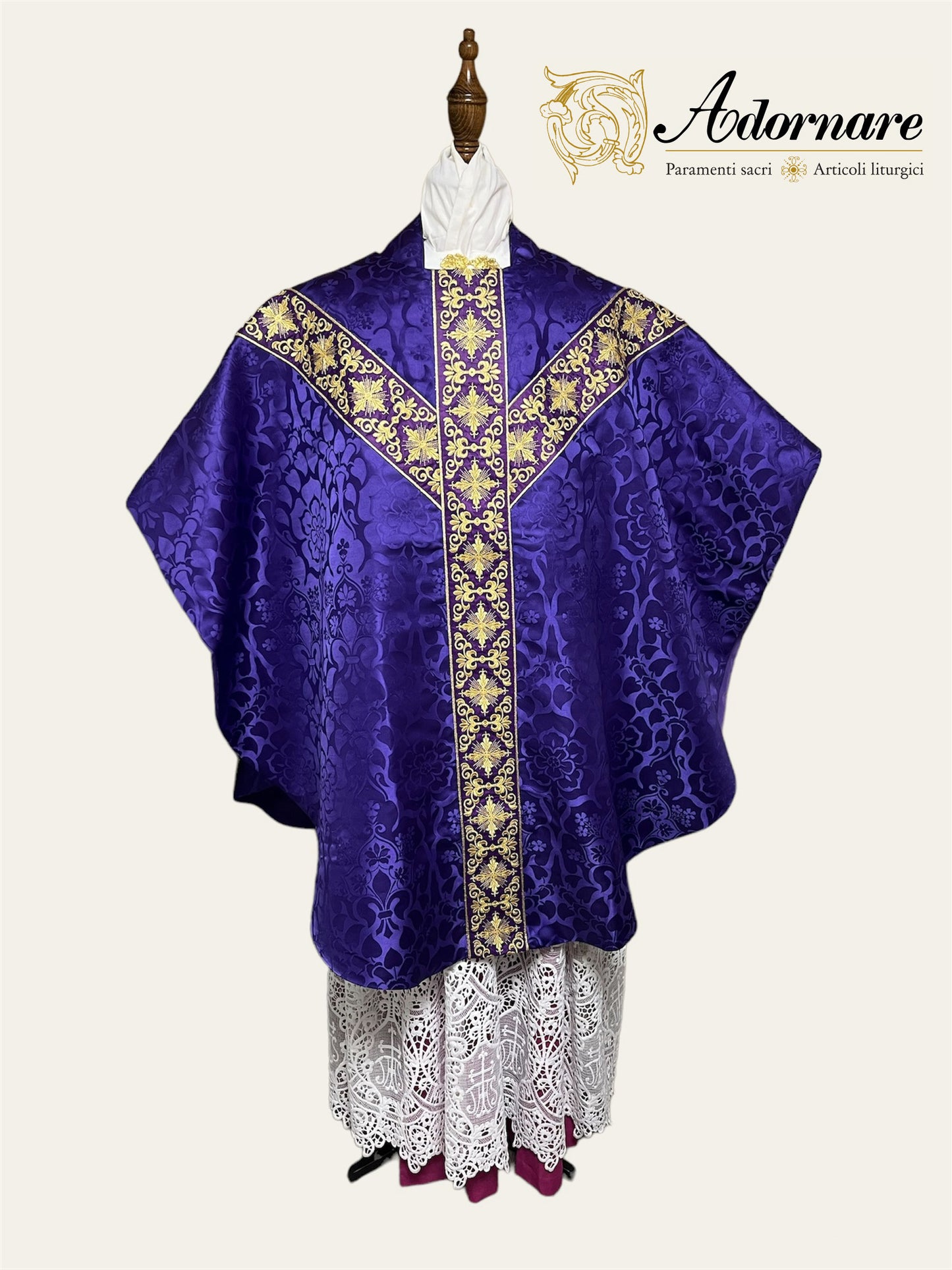 Semi-gothic chasuble with embroidered ornate cross Y-orphrey and IHS appliqué - Low Mass Set / Casule semi-gotica Damasco ricamato a macchina