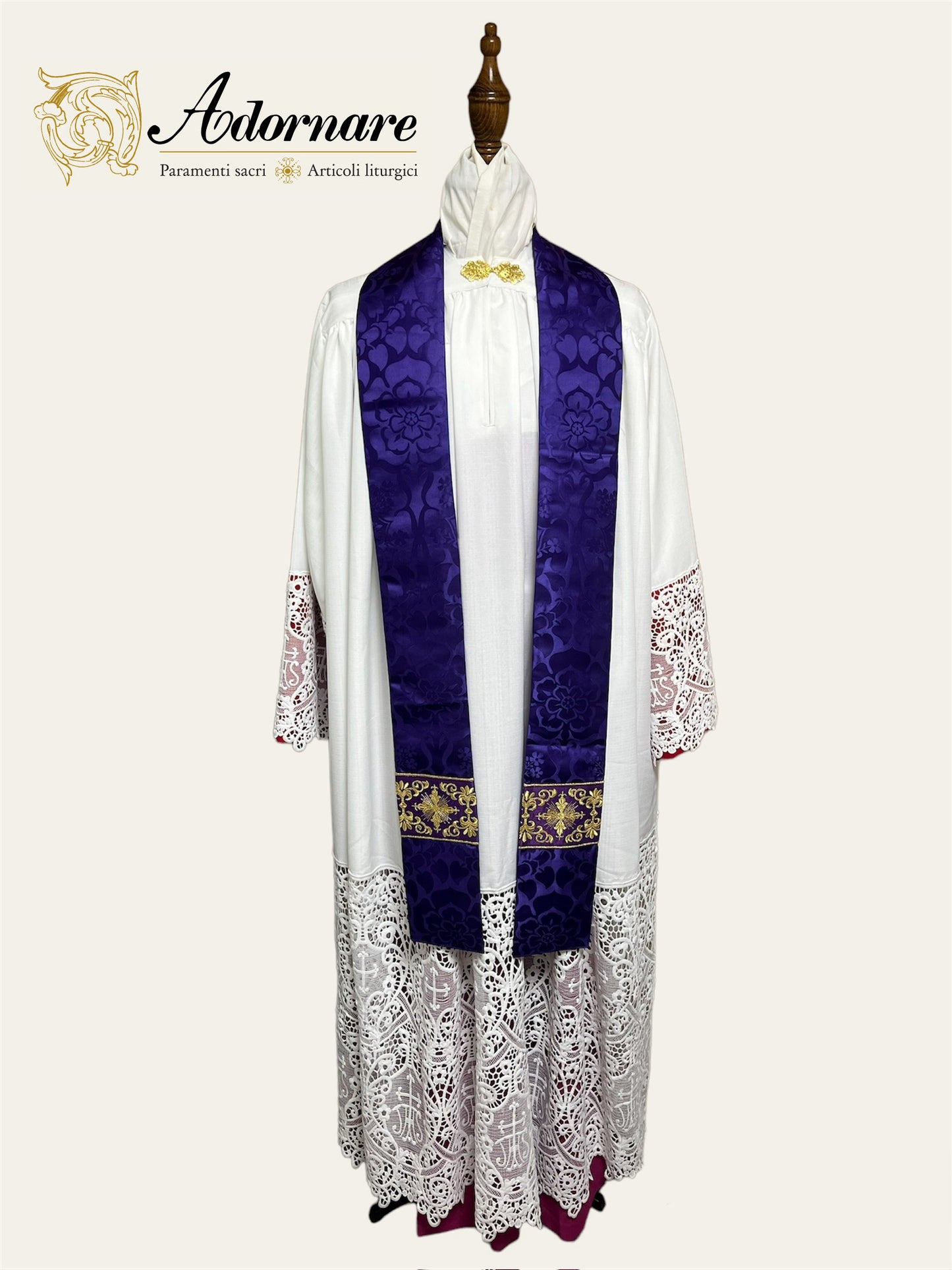 Semi-gothic chasuble with embroidered ornate cross Y-orphrey and IHS appliqué - Low Mass Set / Casule semi-gotica Damasco ricamato a macchina