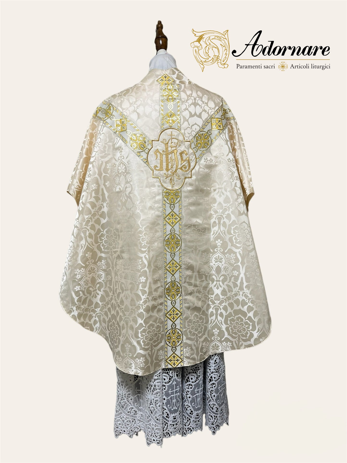 Semi-gothic chasuble with woven Y-orphrey and IHS appliqué - Low Mass Set / Casule semi-gotica Damasco